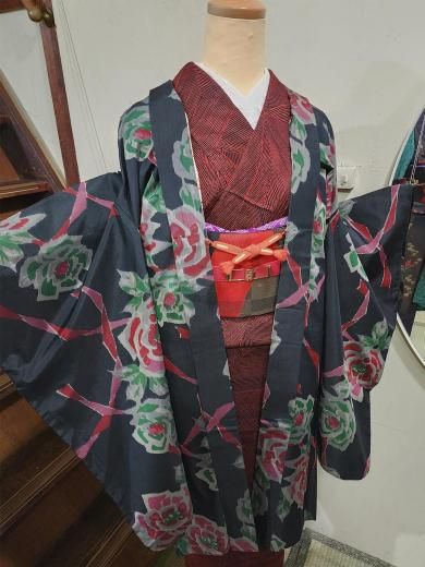 <img class='new_mark_img1' src='https://img.shop-pro.jp/img/new/icons6.gif' style='border:none;display:inline;margin:0px;padding:0px;width:auto;' />チャコールブラックに薔薇とリボンがドラマチックなアンティーク銘仙長羽織