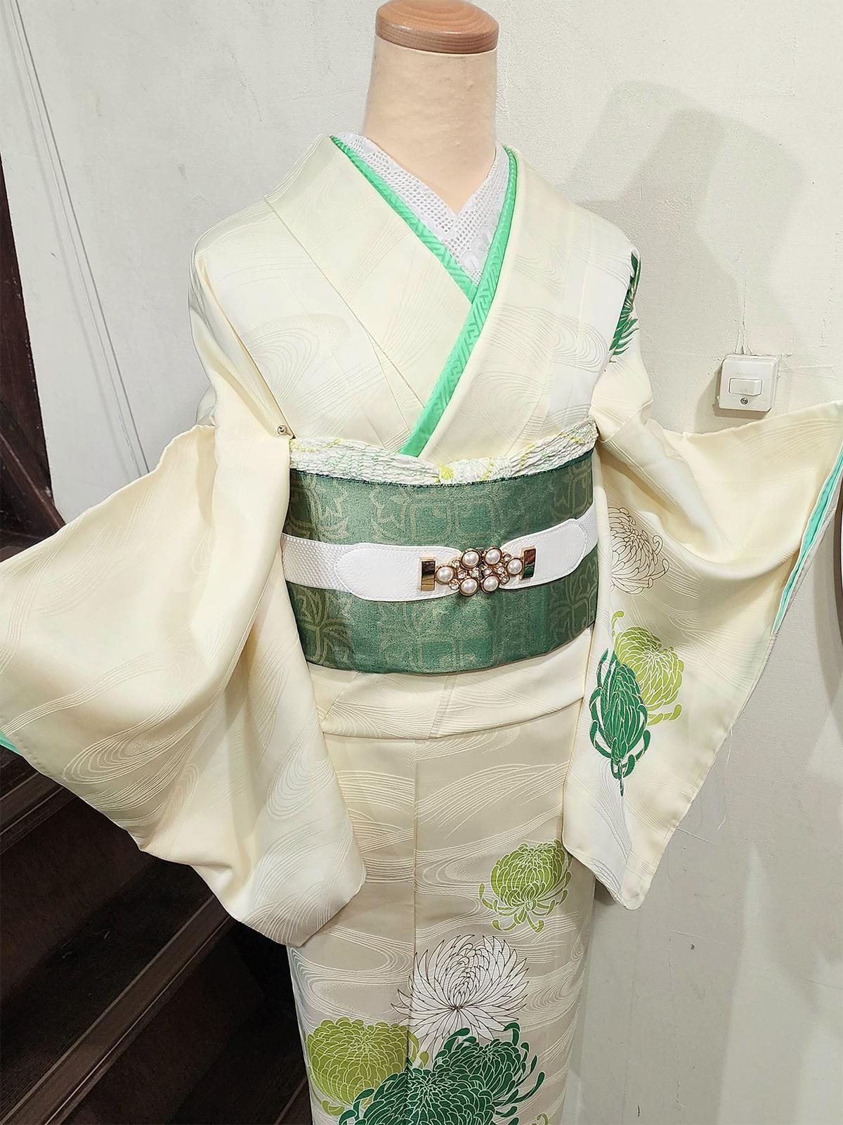 翡翠色と萌黄色の菊花ふわりと浮かぶ正絹袷の付下げ着物