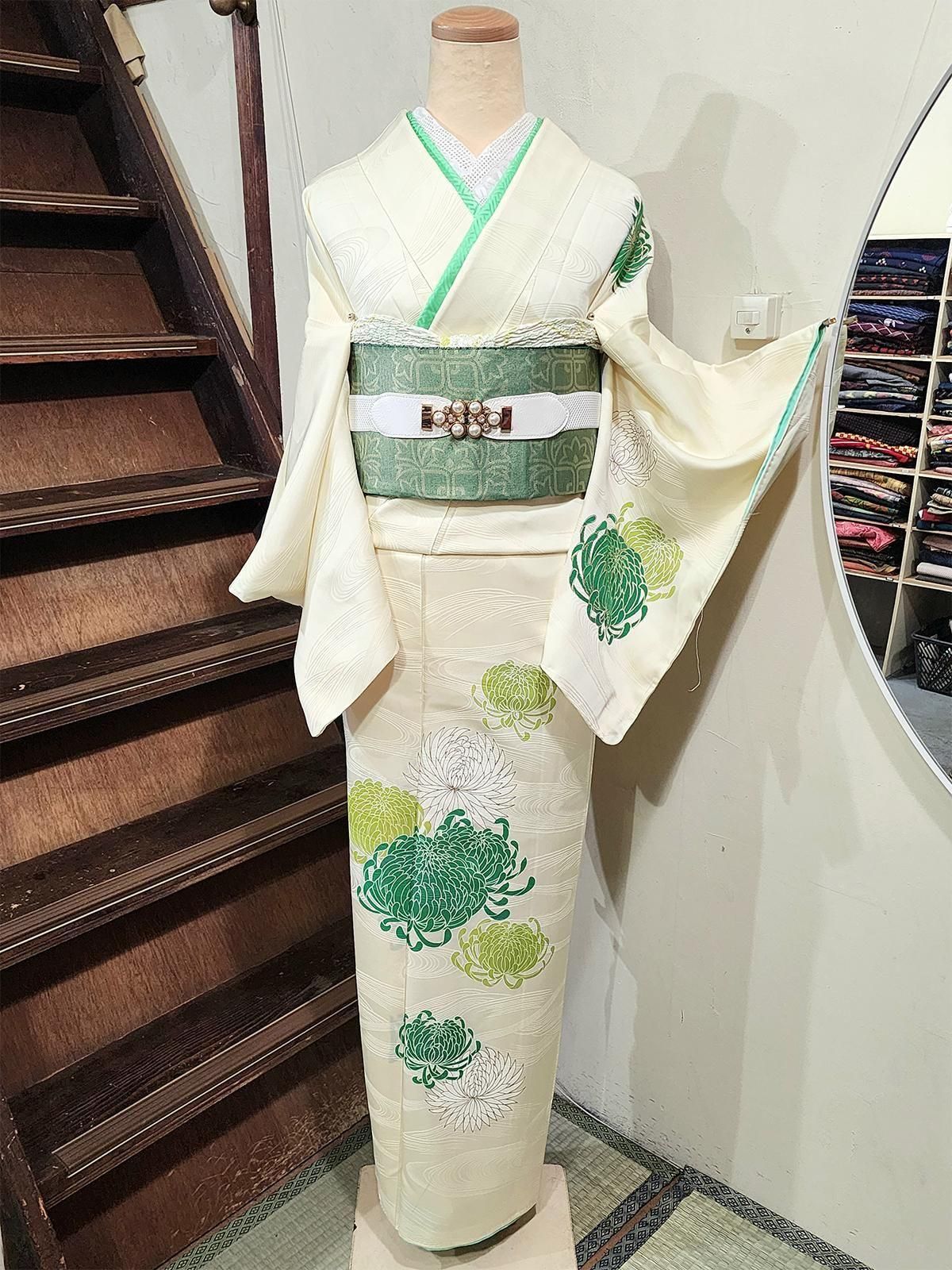 翡翠色と萌黄色の菊花ふわりと浮かぶ正絹袷の付下げ着物