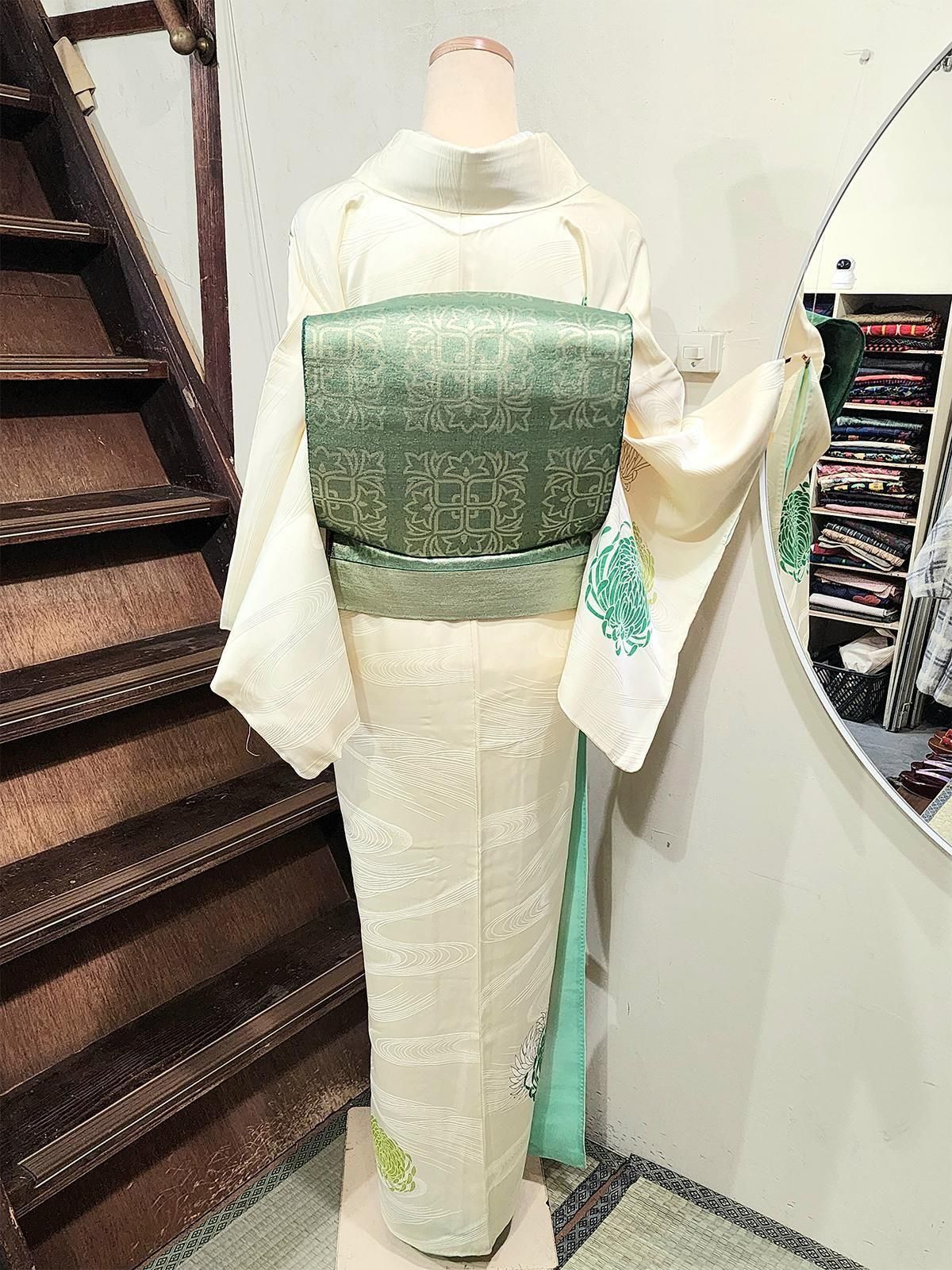 翡翠色と萌黄色の菊花ふわりと浮かぶ正絹袷の付下げ着物