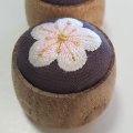 梅の花の小さなピンクッション（韓国刺繍）