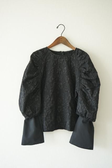 ジャガード風肩ふんわりトップス（ブラック） - Fleur