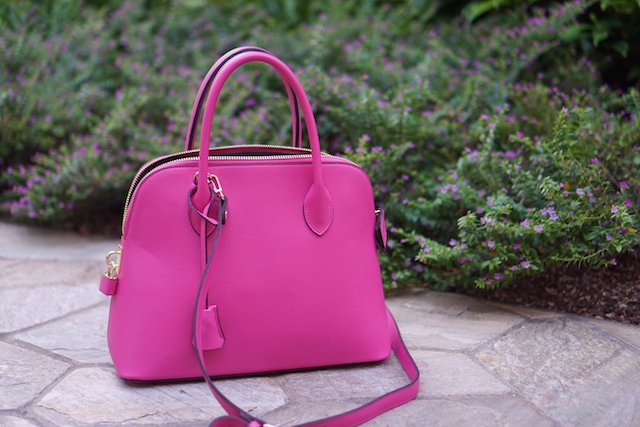 新古品　レア❣️ ヴェルサーチェ　レザー　ピンク　リボンの可愛い大きめバッグ