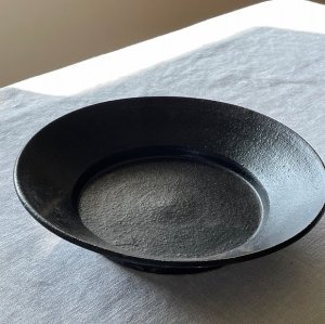 黒釉7寸幅広リム皿  