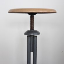 <img class='new_mark_img1' src='https://img.shop-pro.jp/img/new/icons47.gif' style='border:none;display:inline;margin:0px;padding:0px;width:auto;' />Vintage Industrial stool