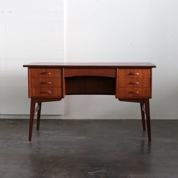 Vintage（ヴィンテージ） Desk：ミッドセンチュリーモダン | デスク | デンマーク製 | カーフ/ブラックボード、目黒通り北欧アンティーク・ ヴィンテージ家具、インテリア