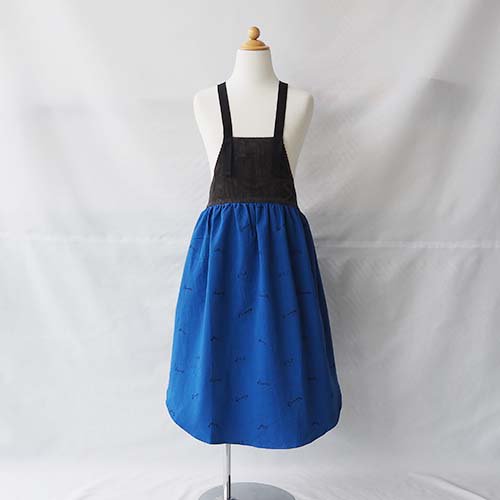 <img class='new_mark_img1' src='https://img.shop-pro.jp/img/new/icons16.gif' style='border:none;display:inline;margin:0px;padding:0px;width:auto;' />embroidery  rogo apron dress  Blue  S-L(90-140)　　folk made フォークメイド