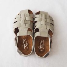 <img class='new_mark_img1' src='https://img.shop-pro.jp/img/new/icons20.gif' style='border:none;display:inline;margin:0px;padding:0px;width:auto;' />Turtle sandal  グレージュ　15-18cm  PEEP ZOOM  ピープズーム