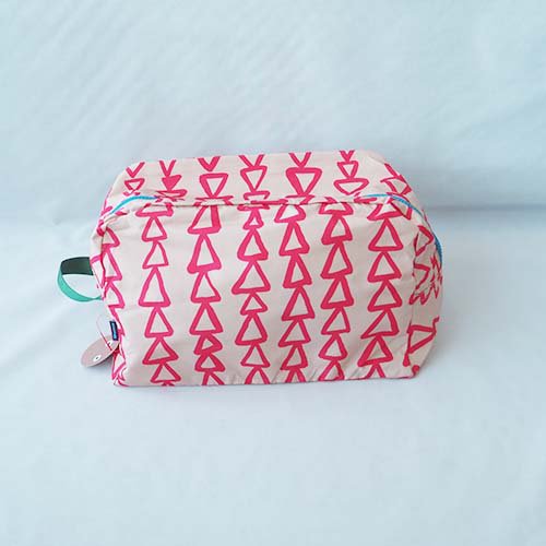<img class='new_mark_img1' src='https://img.shop-pro.jp/img/new/icons7.gif' style='border:none;display:inline;margin:0px;padding:0px;width:auto;' />Goma Pouch L  Triangle  Goma