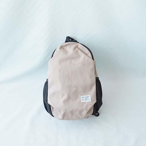 <img class='new_mark_img1' src='https://img.shop-pro.jp/img/new/icons7.gif' style='border:none;display:inline;margin:0px;padding:0px;width:auto;' />COMPACT DAY BAGBEIGE  6LArch&LINE(饤