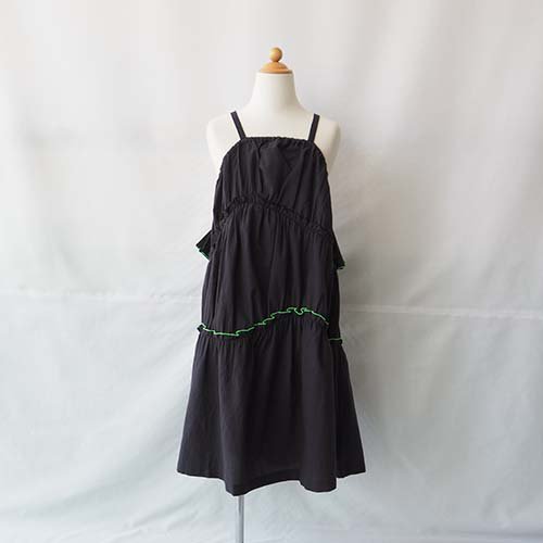 <img class='new_mark_img1' src='https://img.shop-pro.jp/img/new/icons7.gif' style='border:none;display:inline;margin:0px;padding:0px;width:auto;' />GATHER　FRILL　CAMISOLE DRESS DYED　BLACK M-L(3-8歳）FRANKY GROW フランキーグロウ