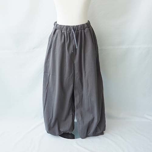 <img class='new_mark_img1' src='https://img.shop-pro.jp/img/new/icons7.gif' style='border:none;display:inline;margin:0px;padding:0px;width:auto;' />Rib gathered Balloon pants　Charcoal　L-XL（135-150/150-）　　GRIS　グリ