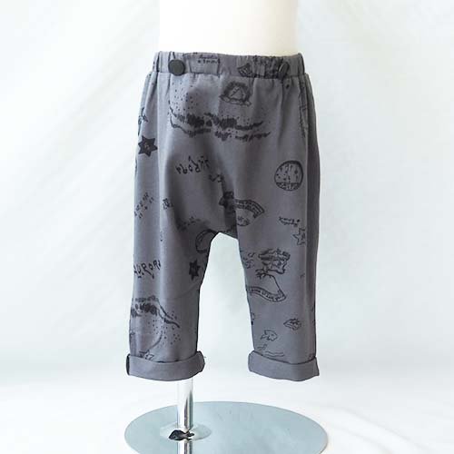 <img class='new_mark_img1' src='https://img.shop-pro.jp/img/new/icons7.gif' style='border:none;display:inline;margin:0px;padding:0px;width:auto;' />AuRora tarina printed Baby pants  charcoal 80  eLfinFolk エルフィンフォルク