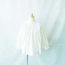 <img class='new_mark_img1' src='https://img.shop-pro.jp/img/new/icons16.gif' style='border:none;display:inline;margin:0px;padding:0px;width:auto;' />cotton broad gather blouse  white  M-L(100-120)  kiky
