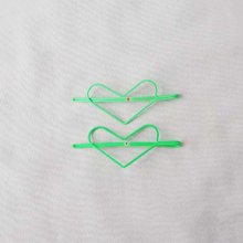 <img class='new_mark_img1' src='https://img.shop-pro.jp/img/new/icons7.gif' style='border:none;display:inline;margin:0px;padding:0px;width:auto;' />WIRE HEART PINS 2PCS  GREEN  bibmilk