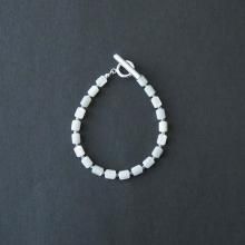 <img class='new_mark_img1' src='https://img.shop-pro.jp/img/new/icons7.gif' style='border:none;display:inline;margin:0px;padding:0px;width:auto;' />PEARL SHELL TOGGLE BLACELET  CYLINDER   ROSETTA PRAYER
