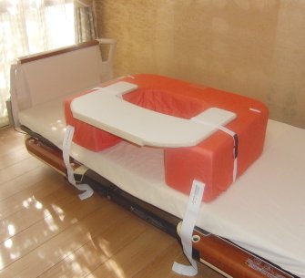 テーブル付き端座位ヘルパー・赤サンゴ(TH410t) - 端座位（たんざい）ヘルパー：寝たきり患者の座位と、看護・介護負担軽減に。
