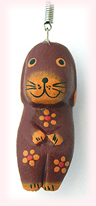 木彫り茶猫ストラップと携帯電話の画像