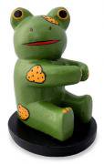 木彫り 蛙  ペン立てカエル[筆記用具を捧げ持つ愛嬌たっぷの蛙は、勉強部屋やオフィスの癒し系アイドル]