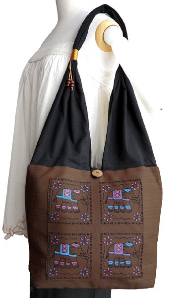 ゾウ柄布使いショルダーバッグ（茶）[軽くてたっぷり収納出来る、普段使いに最適なバッグ]