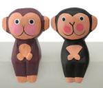 木彫り お座りモンキーペア（Ｃ）[ユーモラスな表情で大人気のお猿さん、色違い2個組です]