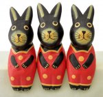 ウサギ 置物 雑貨 木彫り お座りうさぎトリオ(赤服)兎 3個セット ギフト 記念品 アジア雑貨