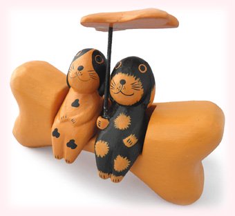 木彫り 犬 仲良しワンコ[骨の形のソファに座ったラブラブカップル、ご自宅用に贈り物にと大人気]