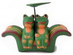 木彫り 蛙  仲良しカエル[蓮の葉のソファに座ったラブラブカップル、ご自宅用に贈り物にと大人気]