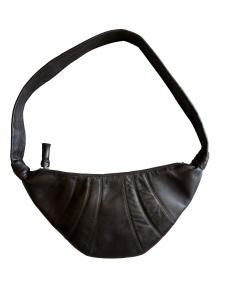 谷ŹLEMAIRE MEDIUM CROISSANT BAG DARK CHOCOLATE (᡼)