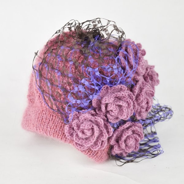バラ飾り手編みニット
