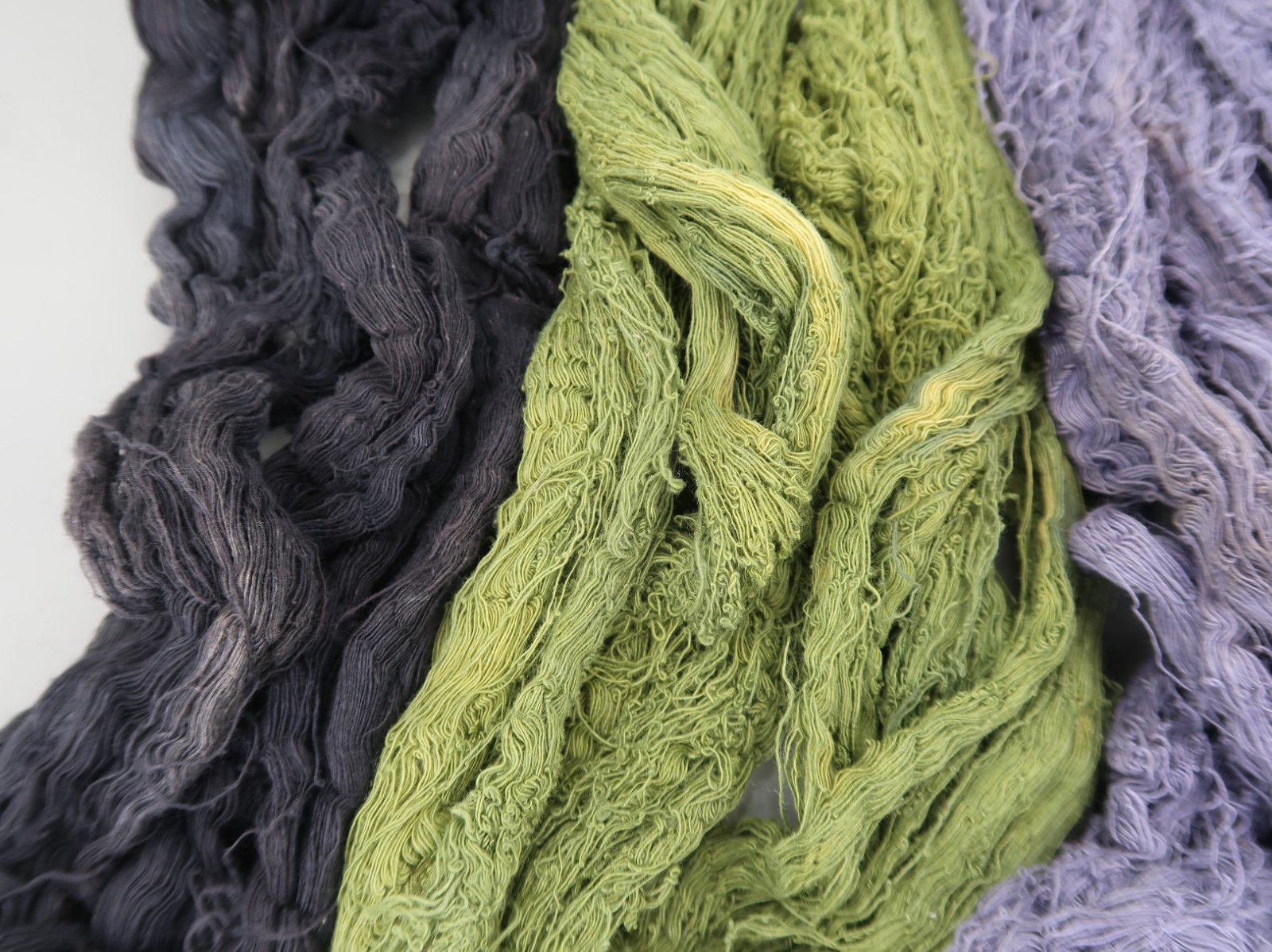 染色 カディ糸 - 紡ぎ車と世界の原毛アナンダ