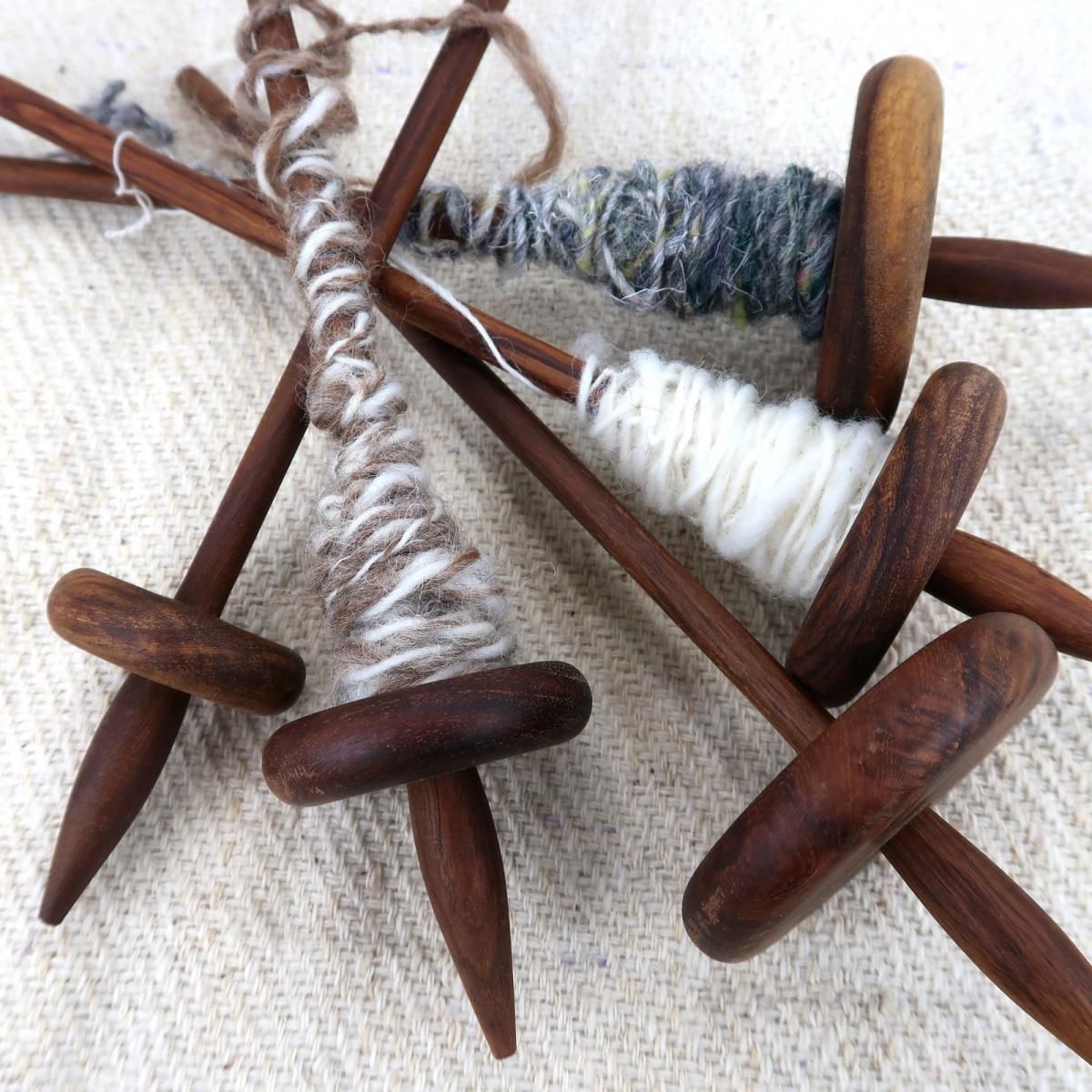 スピンドル（茶） - 紡ぎ車と世界の原毛アナンダ