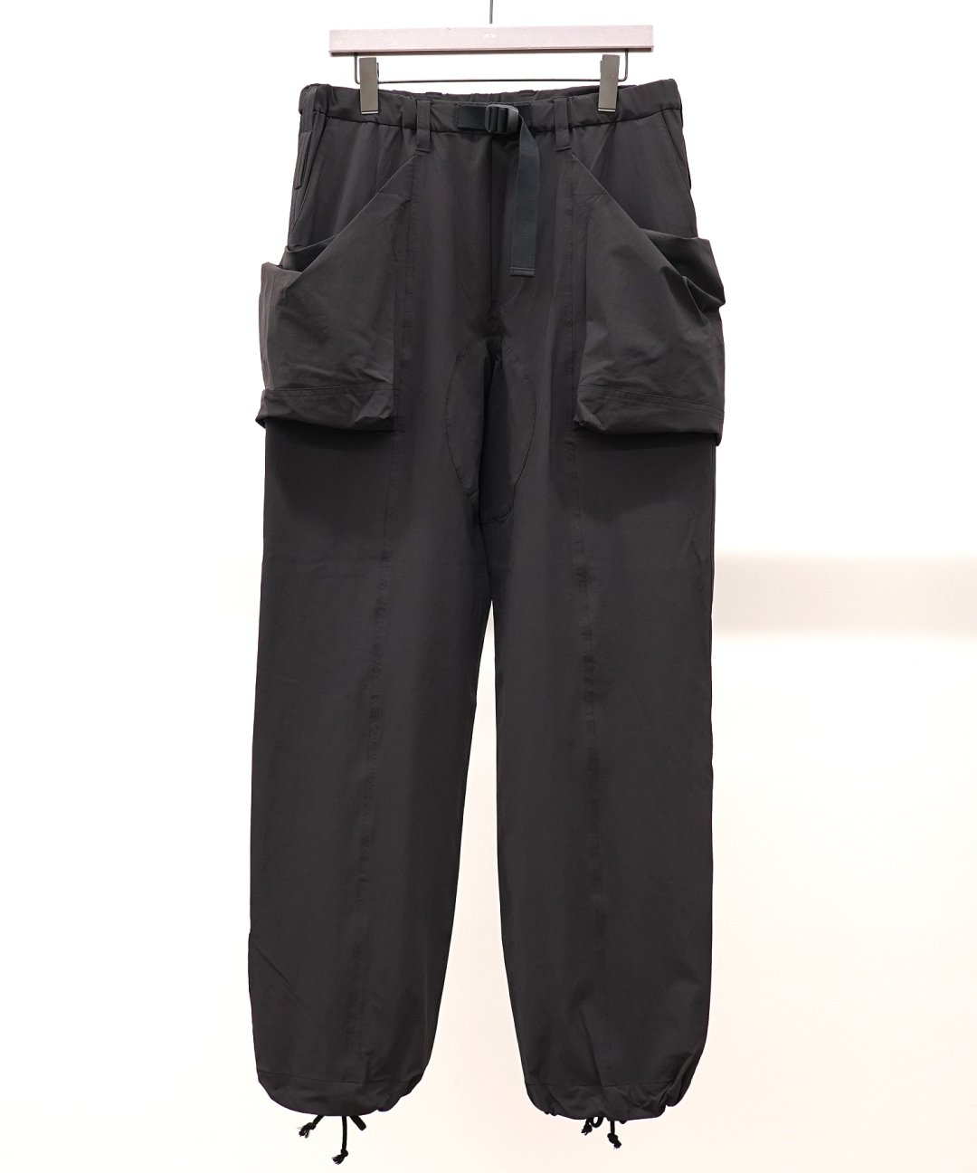 TROVE x 岡部文彦 / BIG POCKET CARGO PANTS ( TYPE EASY ) / BLACK - TROVE SHOP  OFFICIAL SITE