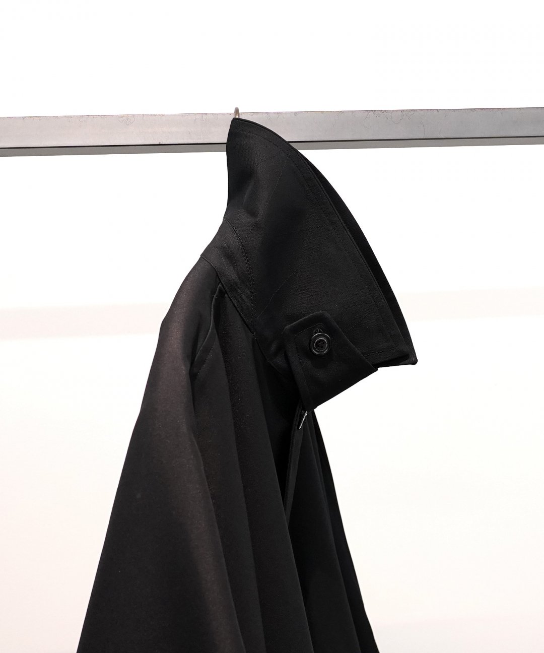 TROVE / PONCHO MAC COAT / GABARDINE BLACK photo