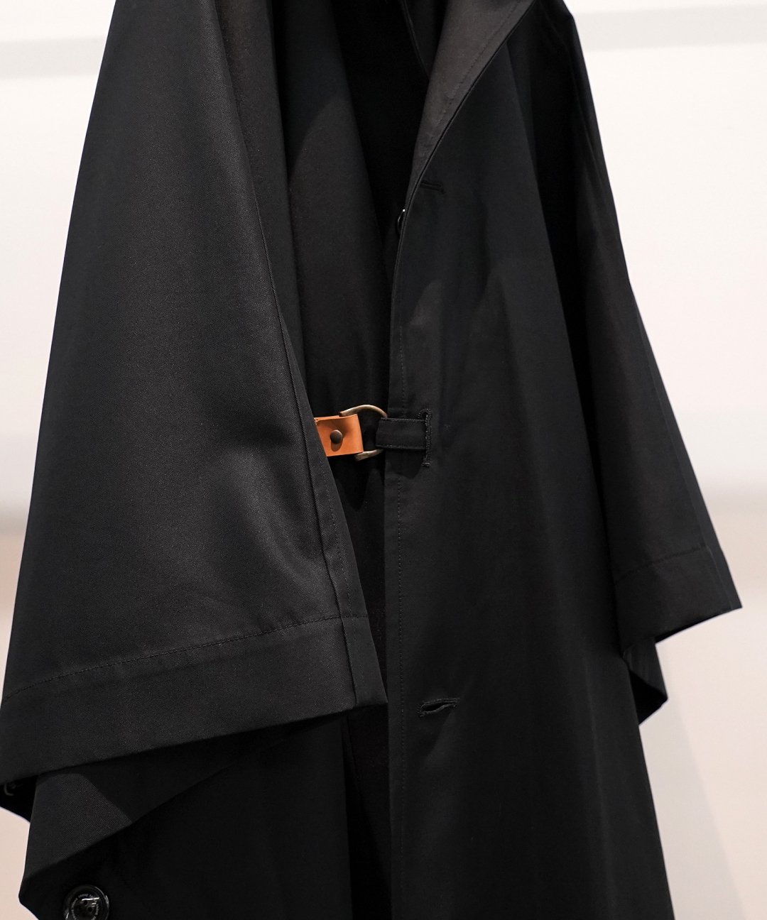 TROVE / PONCHO MAC COAT / GABARDINE BLACK photo