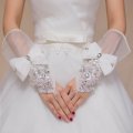 大きなリボンと刺繍レースにスパンコールやクリスタルビジューが華やか　フィンガーレスタイプ　ショートタイプ　ウェディンググローブ　グローブス　手袋　結婚式　花嫁　付属　アクセサリー　MS2606