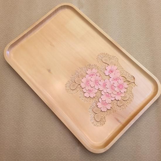 美品 大坂屋家具店 元祖 軽井沢彫 角盆 桜 ポイント お盆 工芸品 軽井沢彫り 大坂屋家具店 彩色仏壇 工芸品 民芸品 伝統技術 仏具