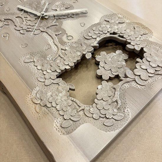 軽井沢彫り希少掛け時計 花の彫刻入り 約30cm x 25cm