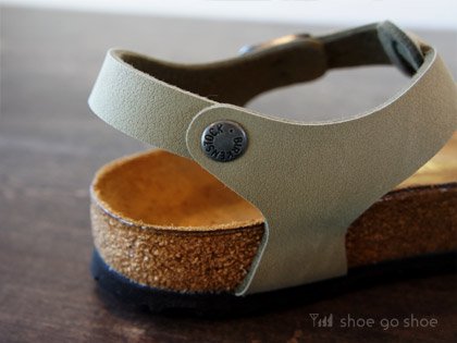 世界中の人々に愛されている人気ブランド 【 BIRKENSTOCK （ビルケンシュトック）/ 『 KAIRO （カイロ） / 047211 ※  幅広（カーキ）』 】 - shoe go shoe Sneaker Store : シュー ゴ シュー スニーカーストアー