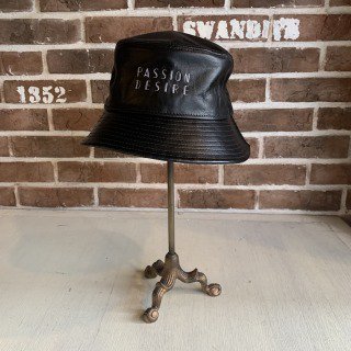 <img class='new_mark_img1' src='https://img.shop-pro.jp/img/new/icons50.gif' style='border:none;display:inline;margin:0px;padding:0px;width:auto;' />LEATHER BUCKET HAT/BLACK