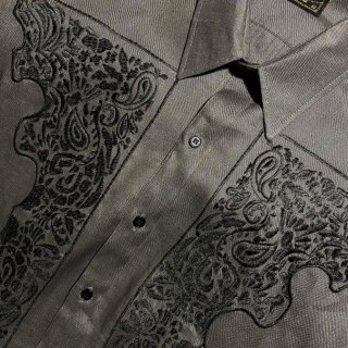 <img class='new_mark_img1' src='https://img.shop-pro.jp/img/new/icons50.gif' style='border:none;display:inline;margin:0px;padding:0px;width:auto;' />GERMAN  L/S GUAYABERA - CHARCOAL xBLACK
