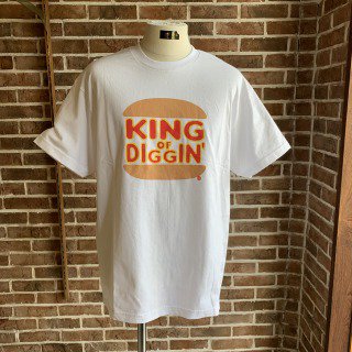 <img class='new_mark_img1' src='https://img.shop-pro.jp/img/new/icons50.gif' style='border:none;display:inline;margin:0px;padding:0px;width:auto;' />KING OF DIGGIN TEE/WHITE