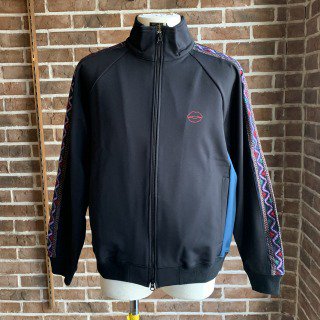 <img class='new_mark_img1' src='https://img.shop-pro.jp/img/new/icons24.gif' style='border:none;display:inline;margin:0px;padding:0px;width:auto;' />EMBROIDERED TRACK JACKET/BLACK