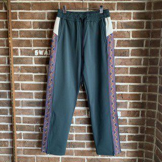 <img class='new_mark_img1' src='https://img.shop-pro.jp/img/new/icons50.gif' style='border:none;display:inline;margin:0px;padding:0px;width:auto;' />EMBROIDERED TRACK PANTS/VIRIDIAN