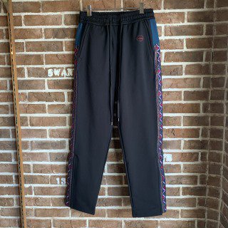 <img class='new_mark_img1' src='https://img.shop-pro.jp/img/new/icons24.gif' style='border:none;display:inline;margin:0px;padding:0px;width:auto;' />EMBROIDERED TRACK PANTS/Black