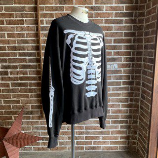 <img class='new_mark_img1' src='https://img.shop-pro.jp/img/new/icons50.gif' style='border:none;display:inline;margin:0px;padding:0px;width:auto;' />CORD EMBROIDERED CREW NECK SWEATER `BONES/BK
