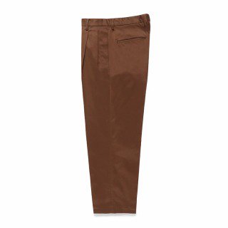 <img class='new_mark_img1' src='https://img.shop-pro.jp/img/new/icons50.gif' style='border:none;display:inline;margin:0px;padding:0px;width:auto;' />DOUBLE PLEATED CHINO TROUSERS/BROWN