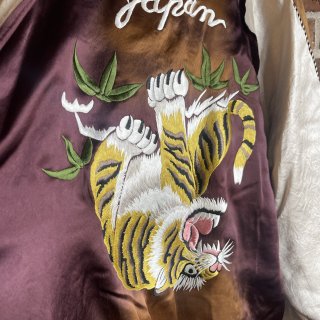 <img class='new_mark_img1' src='https://img.shop-pro.jp/img/new/icons50.gif' style='border:none;display:inline;margin:0px;padding:0px;width:auto;' />UPSIDE DOWN TIGER EMBROIDERED AGED SOURVENIR JKT