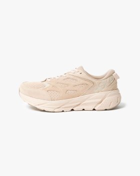 <img class='new_mark_img1' src='https://img.shop-pro.jp/img/new/icons48.gif' style='border:none;display:inline;margin:0px;padding:0px;width:auto;' />【HOKA ONE ONE】CLIFTON L SUEDE/ベージュ