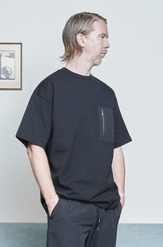 <img class='new_mark_img1' src='https://img.shop-pro.jp/img/new/icons20.gif' style='border:none;display:inline;margin:0px;padding:0px;width:auto;' />【FLISTFIA】Zip Pocket T-Shirts/ブラック(20%OFF)